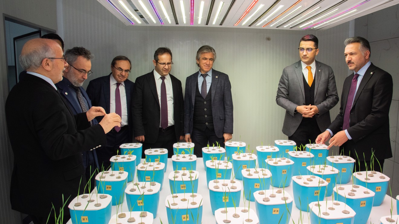 Rektör Aksoy, Ziraat Fakültesi laboratuvarlarını ziyaret etti